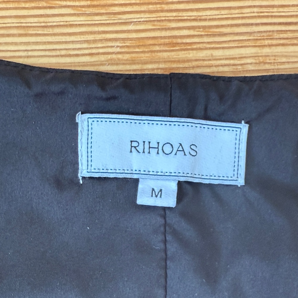 RIHOAS Elegant Black Sleeveless vest - Picture 2 of 3